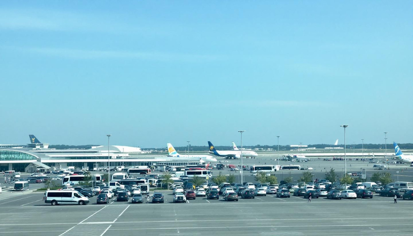 Combien de temps à l'avance arriver pour se garer à l'aéroport Lyon Saint Exupéry ?